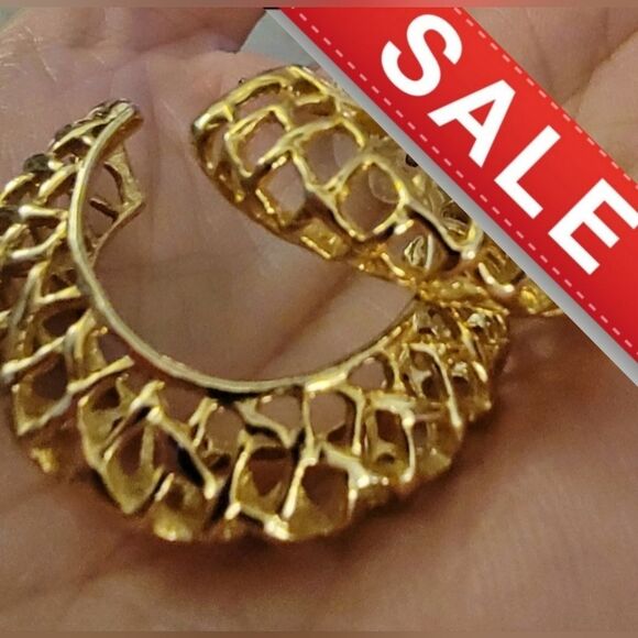 Elegant Gold Tone Trellis Design Large Hoop Earrings 1.25" Diam, 3/16" thick - Picture 1 of 6